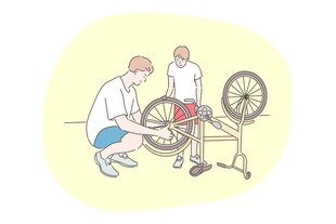 两人协作修理自行车