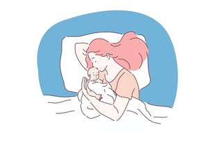 母亲床上温柔哺乳婴儿
