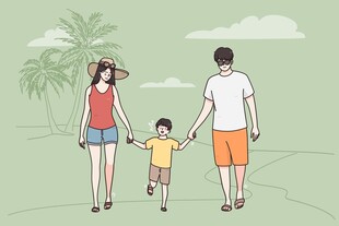 海边家庭漫步温馨瞬间
