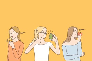 三位女性享受水果时刻