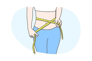 女性测量腰围场景