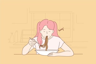 女孩惬意享用美味面条