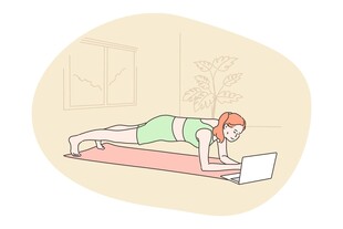 女子俯卧于瑜伽垫上锻炼