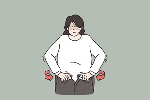 孕妇双手扶肚温馨瞬间
