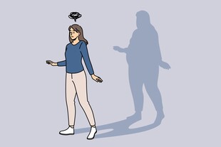 女子与神秘影子互动场景