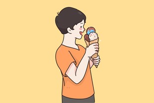 男孩手持多彩冰淇淋