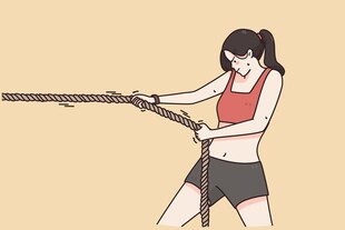 女子奋力拔河瞬间