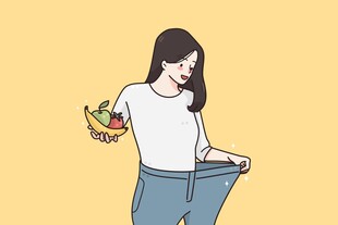 女孩展示减肥后宽松牛仔裤