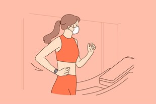 室内戴口罩运动的女性