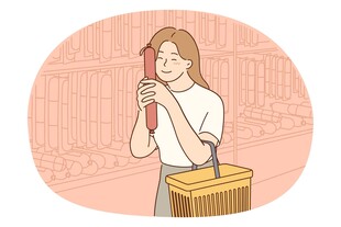 女子超市购物手持商品