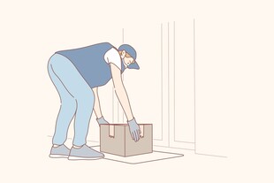 女子弯腰搬纸箱场景
