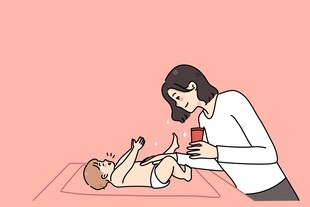 母亲为婴儿做抚触护理