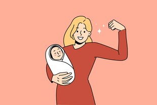 坚强妈妈怀抱新生宝宝