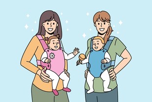 两位妈妈带宝宝温馨画面