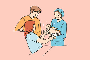 医护人员向家属交接新生儿