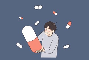 男子被大量药片包围困扰