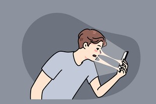 男子专注看手机