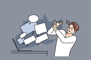 男子烦躁应对大量工作任务
