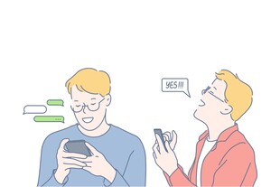 两人专注使用手机交流