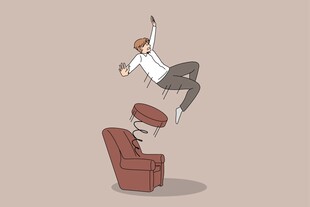 男子从椅子上跃起瞬间