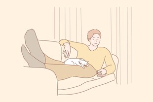 男子沙发上惬意撸猫时刻