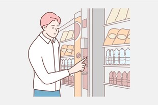男子超市挑选商品