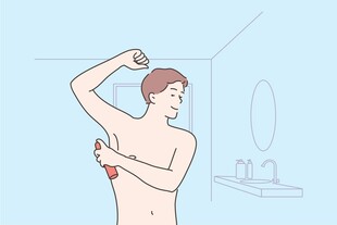 男子浴室中涂抹身体乳