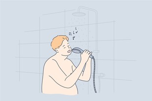 男子手持麦克风放声歌唱