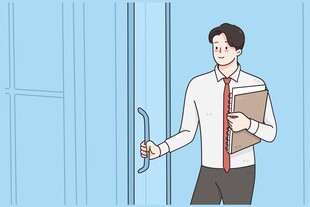 男士手持文件准备开门
