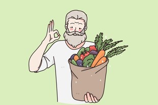 男子手提蔬菜袋开心比耶