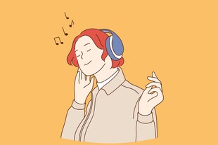 戴耳机听歌的时尚人物