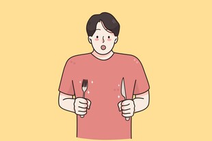 男子手持笔与剪刀