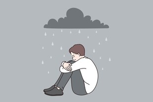 雨中独坐的落寞男子