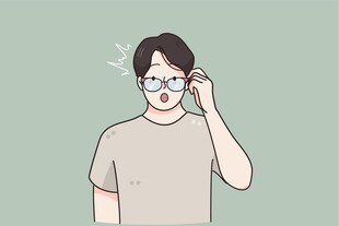 戴眼镜男子调整眼镜动作