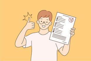 男子手持证书开心点赞