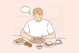 男子专注享用丰盛餐食