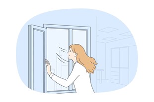 女子开窗通风场景
