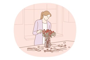 女子专注打理鲜艳花束