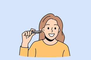 女子手持物件开心展示