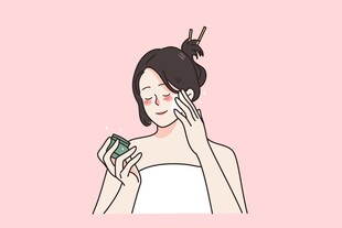女孩专注化妆瞬间