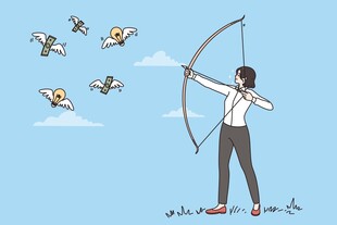 男子射箭瞄准飞翔小鸟