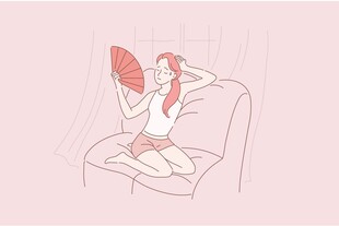 女孩惬意躺沙发手持扇子