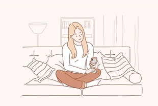 沙发上盘腿而坐的休闲女子