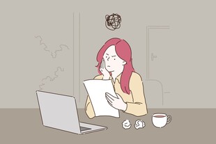 办公女性专注处理文件