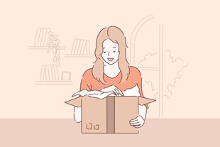 女子开箱展示物品