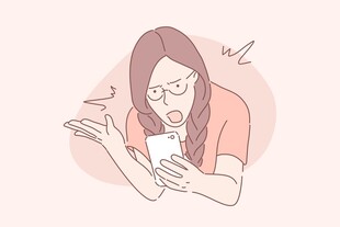 女孩专注玩手机场景