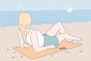 沙滩上惬意放松的女子