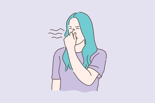 女孩掩嘴打哈欠场景