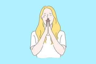 祈祷的金发女子