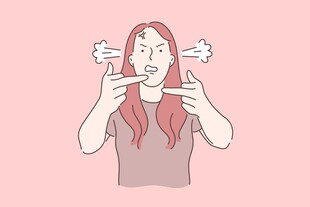 女孩用手机进行语音输入